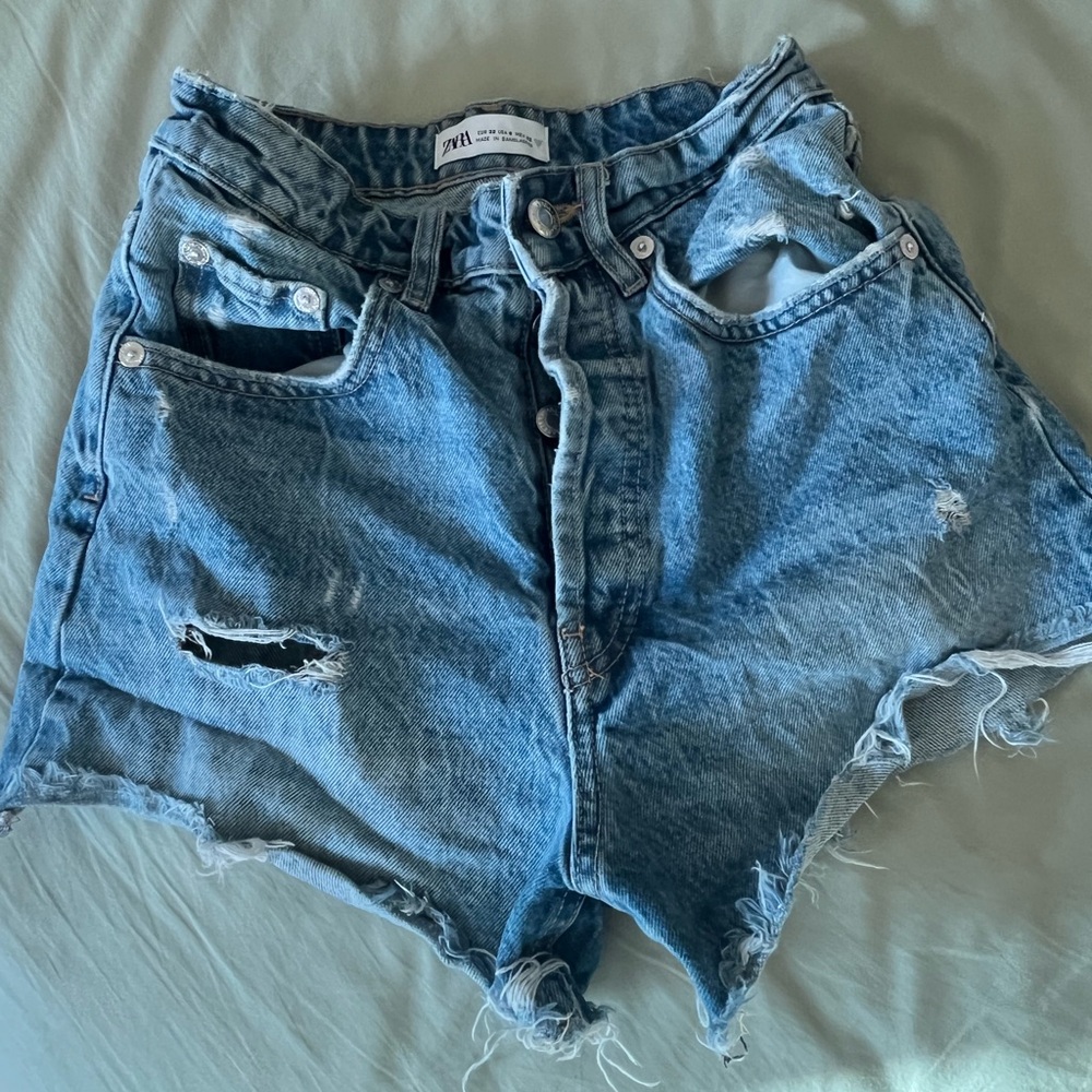 women’s zara size 0 multiple button up light wash jean shorts